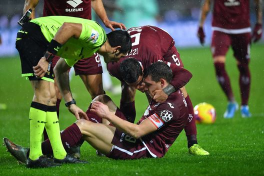  TURIN, ITALY - NOVEMBER 23: Andrea Belotti (R) of Torino FC lies injured during the Serie A match between Torino FC and FC Internazionale at Stadio Olimpico di Torino on November 23, 2019 in Turin, Italy. (Photo by Valerio Pennicino/Getty Images) 