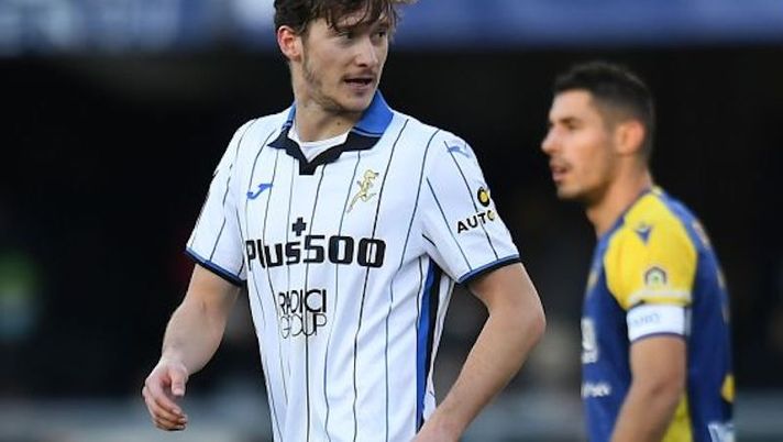 VERONA, ITALY - DECEMBER 12: Aleksej Miranchuk of Atalanta BC celebrates with teammates after scoring the 1-1 goal during the Serie A match between Hellas and Atalanta BC at Stadio Marcantonio Bentegodi on December 12, 2021 in Verona, Italy. (Photo by Alessandro Sabattini/Getty Images) Atalanta, Miranchuk ancora a parte: la verità sullo stop e le sensazioni sul rientro - immagine 1