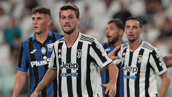 TURIN, ITALY - AUGUST 14: Daniele Rugani of Juventus looks on during the pre-season friendly match between Juventus and Atalanta BC at Allianz Stadium on August 14, 2021 in Turin, Italy. (Photo by Emilio Andreoli/Getty Images) Rugani al fantacalcio, due squadre di Serie A si sono fatte avanti: la situazione - immagine 1