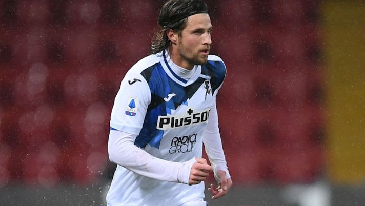 BENEVENTO, ITALY - JANUARY 09: Hans Hateboer of Atalanta BC during the Serie A match between Benevento Calcio and Atalanta BC at Stadio Ciro Vigorito on January 09, 2021 in Benevento, Italy. Sporting stadiums around Italy remain under strict restrictions due to the Coronavirus Pandemic as Government social distancing laws prohibit fans inside venues resulting in games being played behind closed doors. (Photo by Francesco Pecoraro/Getty Images) Hateboer e lo stop prolungato per l’infortunio al piede: cosa filtra dall’Atalanta - immagine 1