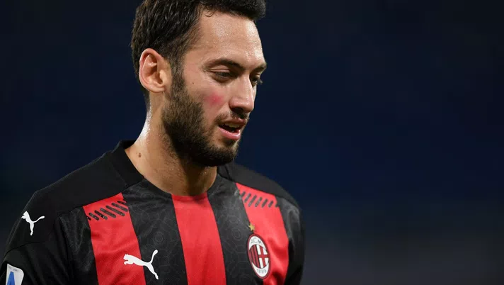 Hakan Calhanoglu (centrocampista AC Milan) durante Napoli-Milan 1-3 (Serie A 2020-2021) | AC Milan News (Getty Images)