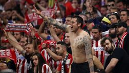 Atletico Madrid, sugli spalti tifoso con la maglia di un bomber che ha giocato nell’Inter