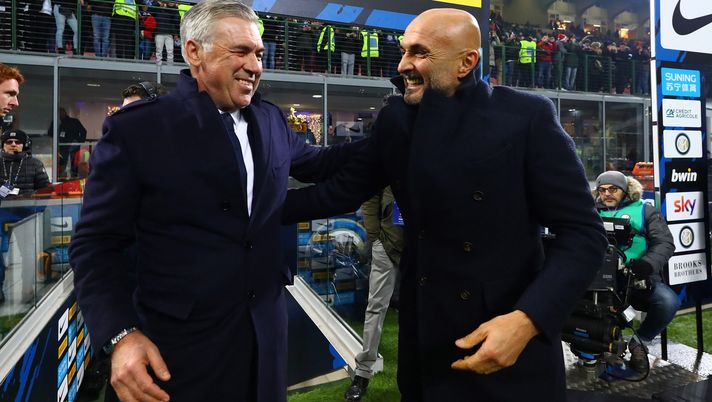 MILAN, ITALY - DECEMBER 26: Head coach of FC Internazionale Luciano Spalletti (R) shakes hands with head coach of SSC Napoli Carlo Ancelotti before the Serie A match between FC Internazionale and SSC Napoli at Stadio Giuseppe Meazza on December 26, 2018 in Milan, Italy. (Photo by Marco Luzzani - Inter/FC Internazionale via Getty Images) Spalletti riprende le parole di Ancelotti sugli stadi: il clima è insostenibile - immagine 1