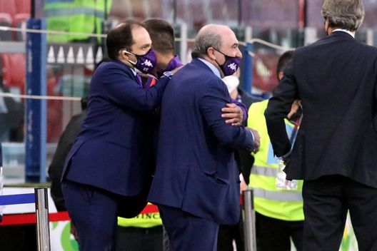 CAGLIARI, ITALY - MAY 12: Rocco Commisso president of Fiorentina looks on during the Serie A match between Cagliari Calcio and ACF Fiorentina at Sardegna Arena on May 12, 2021 in Cagliari, Italy. (Photo by Enrico Locci/Getty Images) CAGLIARI, ITALY - MAY 12: Rocco Commisso president of Fiorentina looks on during the Serie A match between Cagliari Calcio and ACF Fiorentina at Sardegna Arena on May 12, 2021 in Cagliari, Italy. (Photo by Enrico Locci/Getty Images)