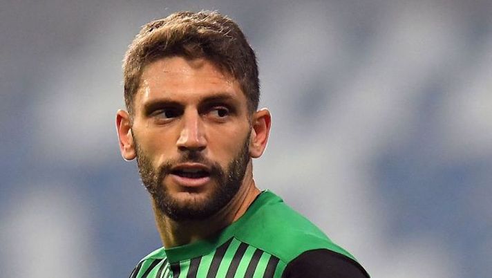 REGGIO NELL'EMILIA, ITALY - NOVEMBER 28: Domenico Berardi of US Sassuolo looks on during the Serie A match between US Sassuolo and FC Internazionale at Mapei Stadium - Città del Tricolore on November 28, 2020 in Reggio nell'Emilia, Italy. (Photo by Alessandro Sabattini/Getty Images) Occasioni per gli scambi: potete provare a prendere questi sei giocatori al fantacalcio - immagine 1