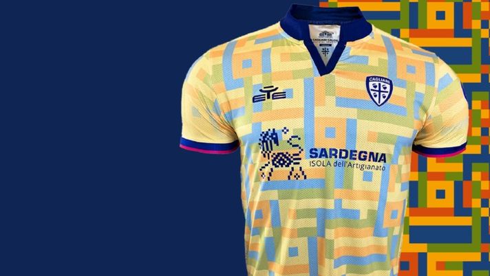 Cagliari, svelata la nuova terza maglia: spicca il colletto blu alla coreana - immagine 1