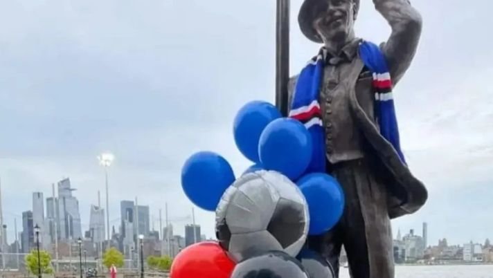 Sinatra genoano? Il derby del Samp club New York: sciarpa blucerchiata sulla statua di the Voice SAMPDORIA CLUB