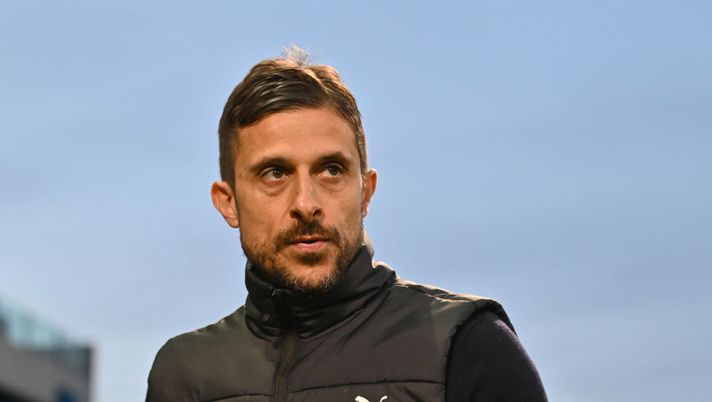 REGGIO NELL'EMILIA, ITALY - MARCH 17: Alessio Dionisi, Head Coach of US Sassuolo, looks on prior to the Serie A match between US Sassuolo and Spezia Calcio at Mapei Stadium - Citta' del Tricolore on March 17, 2023 in Reggio nell'Emilia, Italy. (Photo by Alessandro Sabattini/Getty Images) Dionisi: “Berardi sta benissimo, volevo gestirlo diversamente. Su Laurientè dico che…” - immagine 1