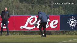 Napoli, Spalletti show in allenamento: ecco i suoi palleggi | VIDEO