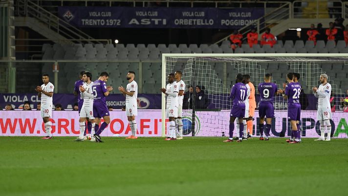 FLORENCE, ITALY - MARCH 04: Players of AC Milan and players of ACF Fiorentina observe a minute of silence in memory of Davide Astori during the Serie A match between ACF Fiorentina and AC Milan at Stadio Artemio Franchi on March 04, 2023 in Florence, Italy. (Photo by Claudio Villa/AC Milan via Getty Images) Milan, De Ketelaere e Rebic non convincono: ancora partite sottotono - immagine 1