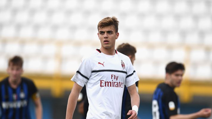 SESTO SAN GIOVANNI, ITALY - APRIL 06:  Daniel Maldini of AC Milan looks on during the Serie A Primavera match between FC Internazionale U19 and AC Milan U19 at Stadio Breda on April 6, 2019 in Sesto San Giovanni, Italy.  (Photo by Claudio Villa - Inter/FC Internazionale via Getty Images) 