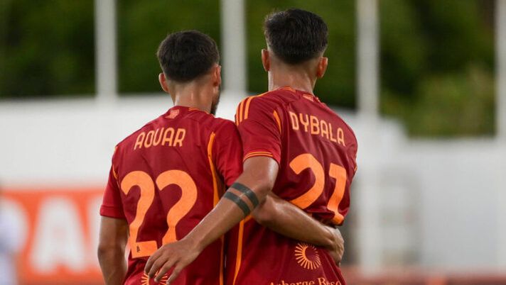 ALBUFEIRA, PORTUGAL - JULY 29: AS Roma players Houssem Aouar and Paulo Dybala celebrate during the pre-season friendly match between AS Roma and Estrela Amadora at Estadio Municipal de Albufeira on July 29, 2023 in Albufeira, Portugal. (Photo by Luciano Rossi/AS Roma via Getty Images) Dybala, gol e poi cambio: la Roma perde 2-1. I top, i flop e i segnali per il fantacalcio - immagine 1