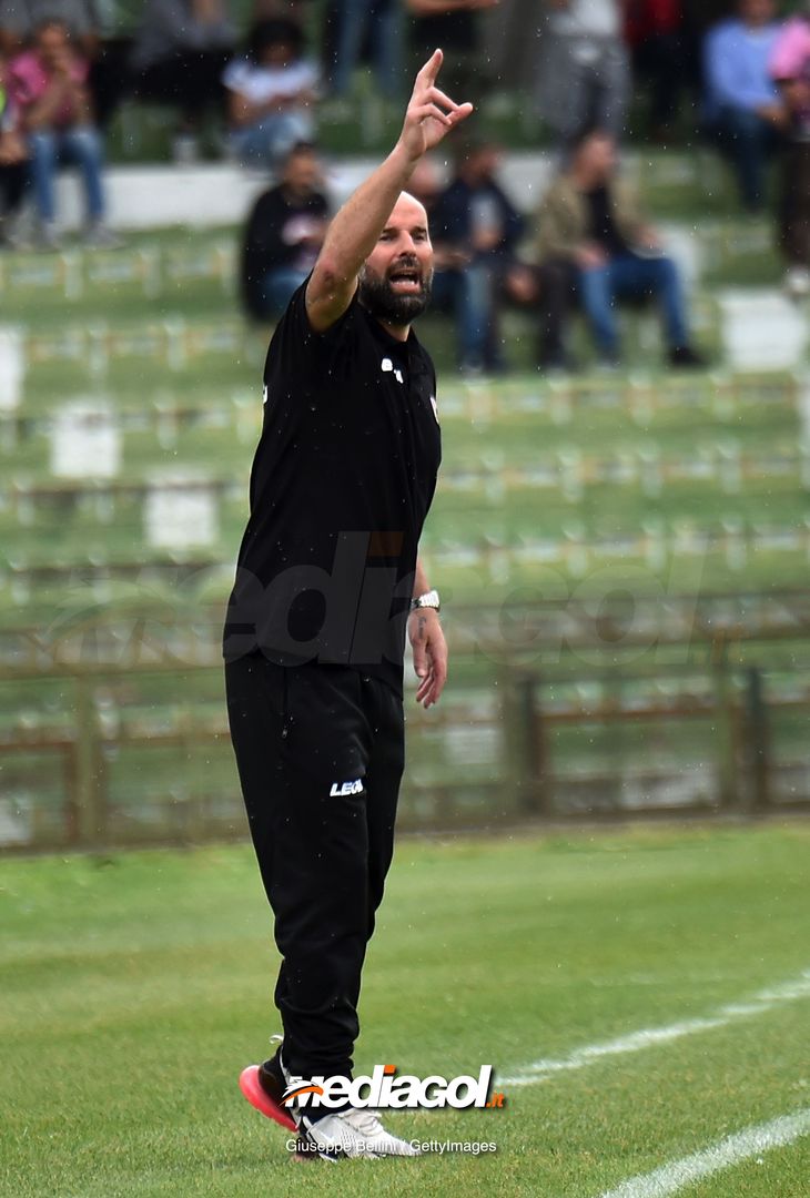  TERNI, ITALY - MAY 05:  Roberto Stellone head coach of US Città di Palermo gestures during the serie B match between Ternana Calcio and US Citta di Palermo at Stadio Libero Liberati on May 5, 2018 in Terni, Italy.  (Photo by Giuseppe Bellini/Getty Images) 