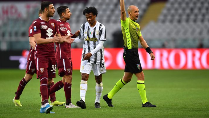 TURIN, ITALY - APRIL 03: Match Referee Michael Fabbri shows a yellow card to Juan Cuadrado of Juventus during the Serie A match between Torino FC and Juventus at Stadio Olimpico di Torino on April 03, 2021 in Turin, Italy. Sporting stadiums around Italy remain under strict restrictions due to the Coronavirus Pandemic as Government social distancing laws prohibit fans inside venues resulting in games being played behind closed doors. (Photo by Valerio Pennicino/Getty Images) TURIN, ITALY - APRIL 03: Match Referee Michael Fabbri shows a yellow card to Juan Cuadrado of Juventus during the Serie A match between Torino FC and Juventus at Stadio Olimpico di Torino on April 03, 2021 in Turin, Italy. Sporting stadiums around Italy remain under strict restrictions due to the Coronavirus Pandemic as Government social distancing laws prohibit fans inside venues resulting in games being played behind closed doors. (Photo by Valerio Pennicino/Getty Images)