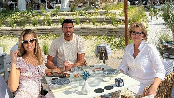 Instagram @vikyvarga Viky Varga a Dubai in compagnia dei genitori e Pellè: “Family time” - immagine 1