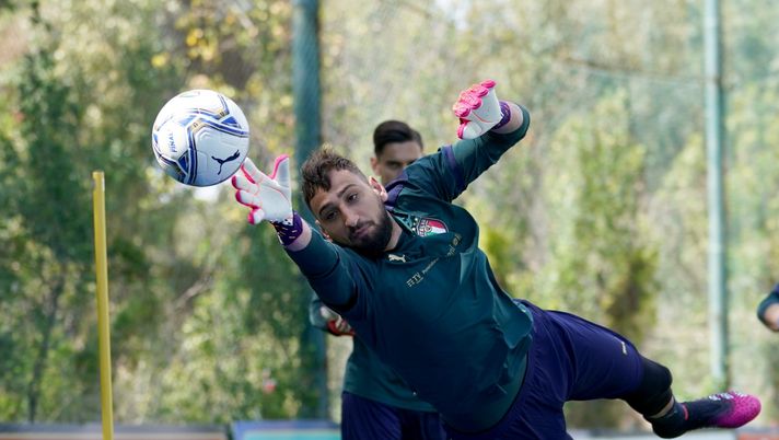 SANTA MARGHERITA DI PULA, ITALY - MAY 25: Gianluigi Donnarumma of Italy in action during training session at Forte Village Resort on May 25, 2021 in Santa Margherita di Pula, Italy. (Photo by Claudio Villa/Getty Images) SANTA MARGHERITA DI PULA, ITALY - MAY 25: Gianluigi Donnarumma of Italy in action during training session at Forte Village Resort on May 25, 2021 in Santa Margherita di Pula, Italy. (Photo by Claudio Villa/Getty Images)