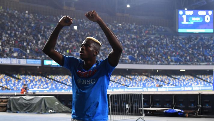NAPLES, ITALY - SEPTEMBER 26: Vìctor Osimhen of Napoli celebrates after scoring the first goal of Napoli during the Serie A match between SSC Napoli and Cagliari Calcio at Stadio Diego Armando Maradona on September 26, 2021 in Naples, Italy. (Photo by SSC NAPOLI/SSC NAPOLI via Getty Images) Osimhen re di Napoli, deve le sue fortune ad un ex viola: “Fondamentale” - immagine 1