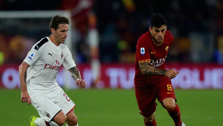 ROME, ITALY - OCTOBER 27:  Diego Perotti of AS Roma competes for the ball with Lucas Biglia of AC Milan during the Serie A match between AS Roma and AC Milan at Stadio Olimpico on October 27, 2019 in Rome, Italy.  (Photo by Paolo Bruno/Getty Images)