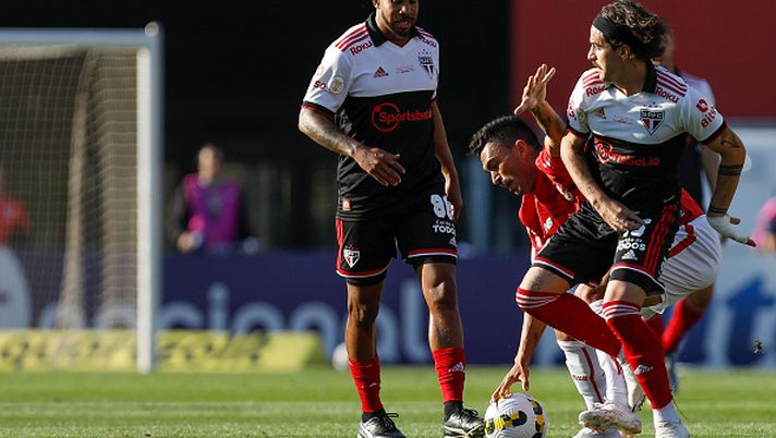 SAO PAULO, BRAZIL - AUGUST 14: Raul of Red Bull Bragantino fights for the ball with Gabriel Neves of Sao Paulo during the match between Sao Paulo and Bragantino as part of Brasileirao Series A 2022 at Morumbi Stadium on August 14, 2022 in Sao Paulo, Brazil. (Photo by Ricardo Moreira/Getty Images) SAN PAOLO PRE-DERBY