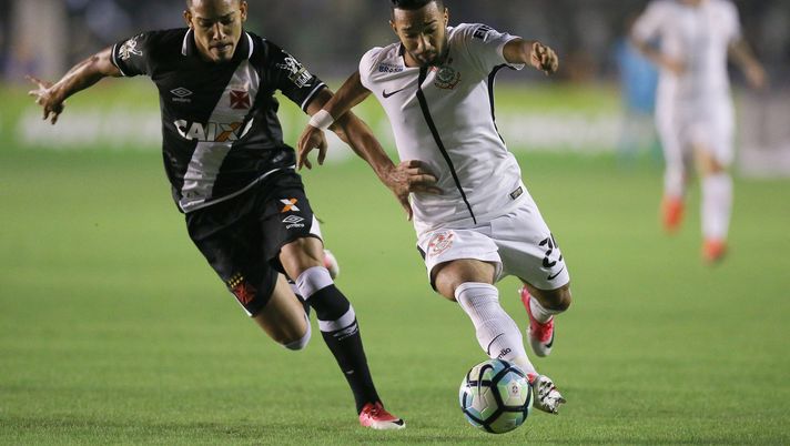 RIO DE JANEIRO, BRAZIL - JUNE 07: Gilberto (L) of Vasco da Gama struggles for the ball with Clayson of Corinthians during a match between Vasco da Gama and Corinthians as part of Brasileirao Series A 2017 at Sao Januario Stadium on June 07, 2017 in Rio de Janeiro, Brazil. (Photo by Buda Mendes/Getty Images) RIO DE JANEIRO, BRAZIL - JUNE 07: Gilberto (L) of Vasco da Gama struggles for the ball with Clayson of Corinthians during a match between Vasco da Gama and Corinthians as part of Brasileirao Series A 2017 at Sao Januario Stadium on June 07, 2017 in Rio de Janeiro, Brazil. (Photo by Buda Mendes/Getty Images)