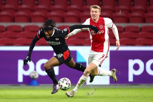 AMSTERDAM, NETHERLANDS - JANUARY 10: Perr Schuurs of Ajax tackles Noni Madueke of PSV during the Dutch Eredivisie match between Ajax and PSV Eindhoven at Johan Cruijff Arena on January 10, 2021 in Amsterdam, Netherlands. (Photo by Dean Mouhtaropoulos/Getty Images) Schuurs Torino Fiorentina