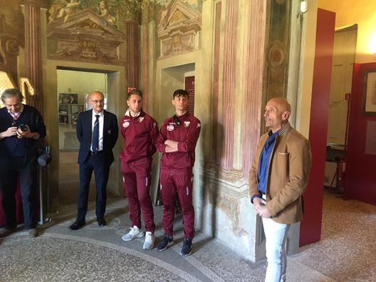 I giocatori della Primavera del Torino Ambrogio e Gilli di fianco a Domenico Beccaria. I giocatori della Primavera del Torino Ambrogio e Gilli di fianco a Domenico Beccaria.