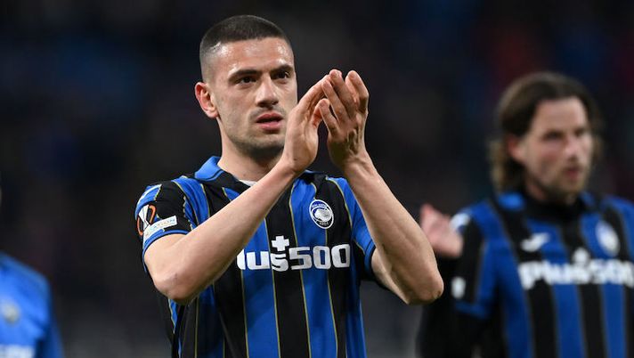 LEIPZIG, GERMANY - APRIL 07: Merih Demiral of Atalanta applauds fans after the UEFA Europa League Quarter Final Leg One match between RB Leipzig and Atalanta at Football Arena Leipzig on April 07, 2022 in Leipzig, Germany. (Photo by Stuart Franklin/Getty Images) Gazzetta: “L’Inter da giugno si è mossa per Demiral: lo scenario… con Pinamonti” - immagine 1