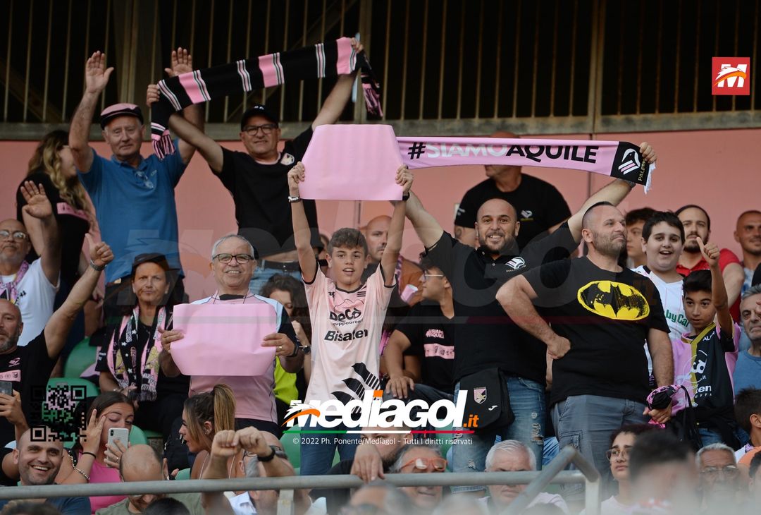 Fototifo, facce da Serie B. I tifosi allo stadio per Palermo-Padova 1-0 - immagine 121