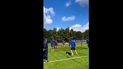 VIDEO / Aubameyang prova la bicicletta a calcio tennis, ma…