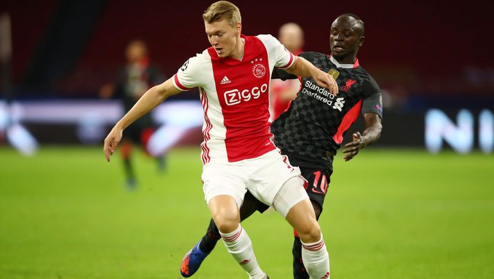 AMSTERDAM, NETHERLANDS - OCTOBER 21: Perr Schuurs of Ajax battles for possession with Sadio Mane of Liverpool during the UEFA Champions League Group D stage match between Ajax Amsterdam and Liverpool FC at Johan Cruijff Arena on October 21, 2020 in Amsterdam, Netherlands. (Photo by Dean Mouhtaropoulos/Getty Images) Cor Sport – Lucumi più Schuurs, accelerazione Sartori - immagine 1