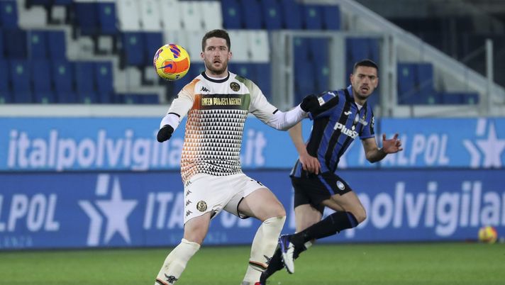 BERGAMO, ITALY - JANUARY 12: Thomas Henry of Venezia FC in action during the Coppa Italia match between Atalanta BC and Venezia FC at Gewiss Stadium on January 12, 2022 in Bergamo, Italy. (Photo by Giuseppe Cottini/Getty Images) Thomas Henry, attaccante del Venezia (getty images)