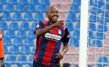  CROTONE, ITALY - DECEMBER 12: Eduardo of Crotone celebrates after scoring his team's third goal during the Serie A match between FC Crotone and Spezia Calcio at Stadio Comunale Ezio Scida on December 12, 2020 in Crotone, Italy. (Photo by Maurizio Lagana/Getty Images)