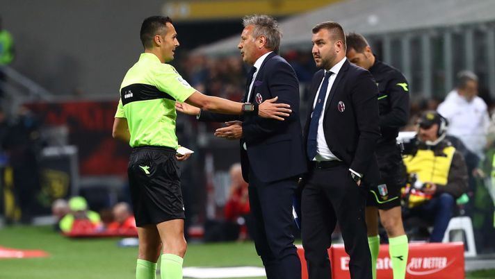 MILAN, ITALY - MAY 06: Referee Marco Di Bello disputes with Bologna FC coach Sinisa Mihajlovic (R) shouts to his players during the Serie A match between AC Milan and Bologna FC at Stadio Giuseppe Meazza on May 6, 2019 in Milan, Italy. (Photo by Marco Luzzani/Getty Images) MILAN, ITALY - MAY 06: Referee Marco Di Bello disputes with Bologna FC coach Sinisa Mihajlovic (R) shouts to his players during the Serie A match between AC Milan and Bologna FC at Stadio Giuseppe Meazza on May 6, 2019 in Milan, Italy. (Photo by Marco Luzzani/Getty Images)