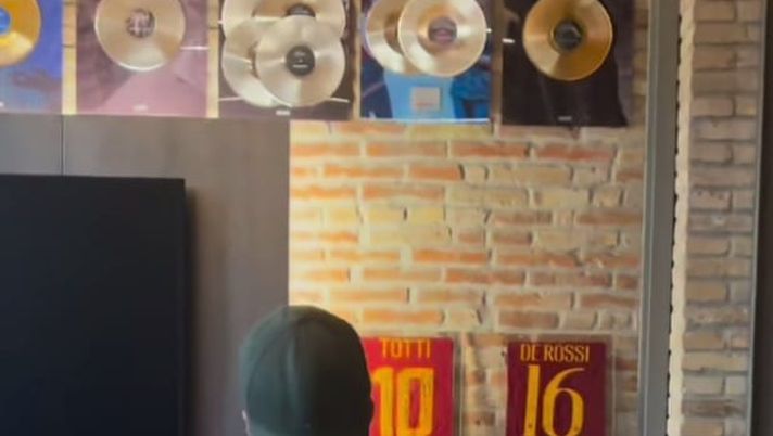 Ultimo, le maglie di Totti e De Rossi accanto ai Dischi d’Oro e di Platino Ultimo, le maglie di Totti e De Rossi accanto ai Dischi d’Oro e di Platino - immagine 1