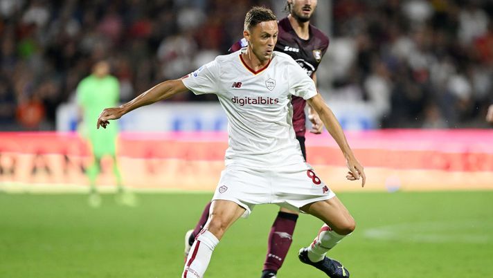 SALERNO, ITALY - AUGUST 14: Nemanja Matic of AS Roma during the Serie A match between Salernitana and AS Roma at Stadio Arechi on August 14, 2022 in Salerno, . (Photo by Francesco Pecoraro/Getty Images) Da Matic e Zalewski a El Shaarawy e Pellegrini: novità di formazione nella Roma - immagine 1