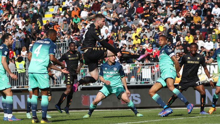 VENICE, ITALY - APRIL 10: Thomas Henry of Venezia scores thr equalizing goal during the Serie A match between Venezia FC v Udinese Calcio on April 10, 2022 in Venice, Italy. (Photo by Maurizio Lagana/Getty Images) Derby del Nordest, Venezia: Zanetti “Non riusciamo mai a portare gli episodi dalla nostra” - immagine 1