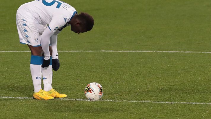 REGGIO NELL'EMILIA, ITALY - MARCH 09:  Mario Balotelli of Brescia Calcio looks dejected during the Serie A match between US Sassuolo and Brescia Calcio at Mapei Stadium - Citta del Tricolore on March 9, 2020 in Reggio nell'Emilia, Italy  (Photo by Emilio Andreoli/Getty Images) 