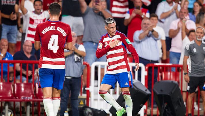 GRANADA, SPAIN - AUGUST 20: Jose Callejon of Granada CF celebrates after scoring his team's first goal during the LaLiga Smartbank match between Granada CF and Racing Club de Santander at Estadio Nuevo Los Carmenes on August 20, 2022 in Granada, Spain. (Photo by Fermin Rodriguez/Quality Sport Images/Getty Images) Callejon in gol, un derby spagnolo per vincere un altro derby spagnolo - immagine 1