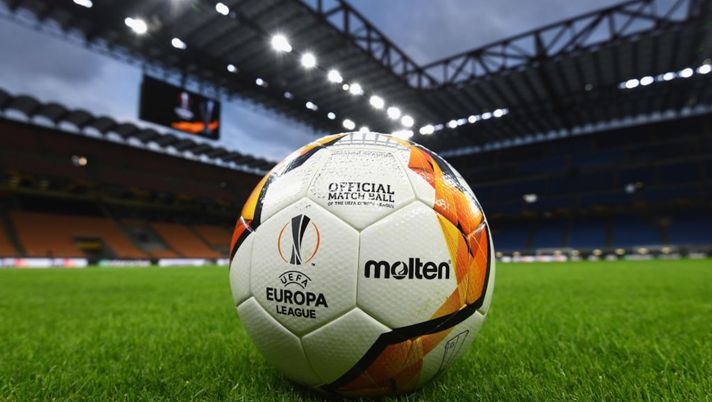 Il pallone di Europa League sul prato di San Siro (credits: GETTY Images) 
