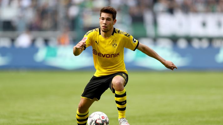 MOENCHENGLADBACH, GERMANY - MAY 18: Raphael Guerreiro of Dortmund runs with the ball during the Bundesliga match between Borussia Moenchengladbach and Borussia Dortmund at Borussia-Park on May 18, 2019 in Moenchengladbach, Germany. (Photo by Lars Baron/Bongarts/Getty Images) MOENCHENGLADBACH, GERMANY - MAY 18: Raphael Guerreiro of Dortmund runs with the ball during the Bundesliga match between Borussia Moenchengladbach and Borussia Dortmund at Borussia-Park on May 18, 2019 in Moenchengladbach, Germany. (Photo by Lars Baron/Bongarts/Getty Images)