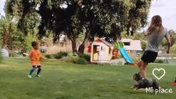 VIDEO / Alice Campello gioca a calcio con i figli: piccola disavventura per uno di loro
