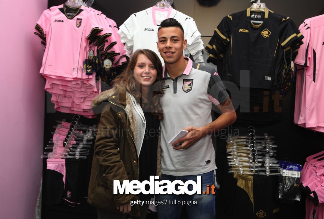  Simone Lo Faso poses with fans during a visit at US Citta di Palermo Store on November 10, 2016 in Palermo, Italy. 