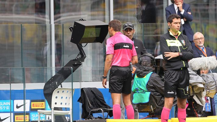 Calcio, follia in Brasile: var distrutta da tifosi del Gremio dopo un gol annullato  calcio var