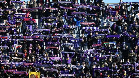 FLORENCE, ITALY - DECEMBER 19:Fans of ACF Fiorentina during the Serie A match between ACF Fiorentina and US Sassuolo at Stadio Artemio Franchi on December 19, 2021 in Florence, Italy. (Photo by Alessandro Sabattini/Getty Images)