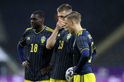STOCKHOLM, SWEDEN - MARCH 31: (L-R) Ken Sema, Mattias Svanberg and Jesper Karlsson of Sweden prepare a free-kick during the International Friendly match between Sweden and Estonia at Friends Arena on March 31, 2021 in Stockholm, Sweden. Sporting stadiums around Sweden remain under strict restrictions due to the Coronavirus Pandemic as Government social distancing laws prohibit fans inside venues resulting in games being played behind closed doors. (Photo by Linnea Rheborg/Getty Images) Karlsson, niente Fiorentina e Serie A: cambia squadra, ma non campionato- immagine 2