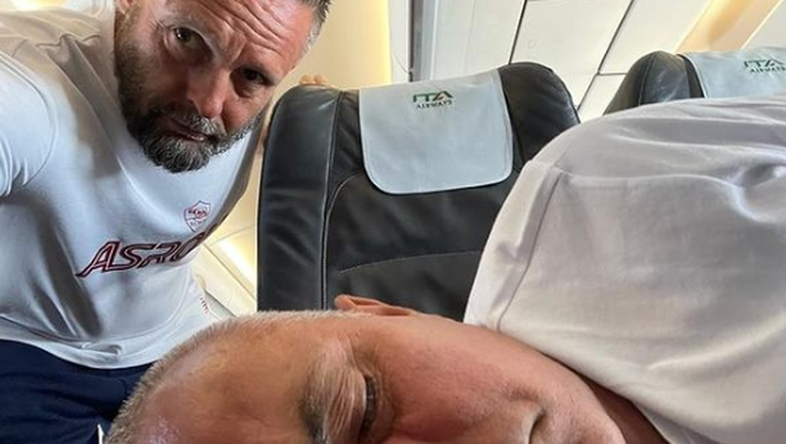 Mourinho e la saga dei “pisolini” sull’aereo: le foto sono tutte da ridere Mourinho e la saga dei “pisolini” sull’aereo: le foto sono tutte da ridere - immagine 1