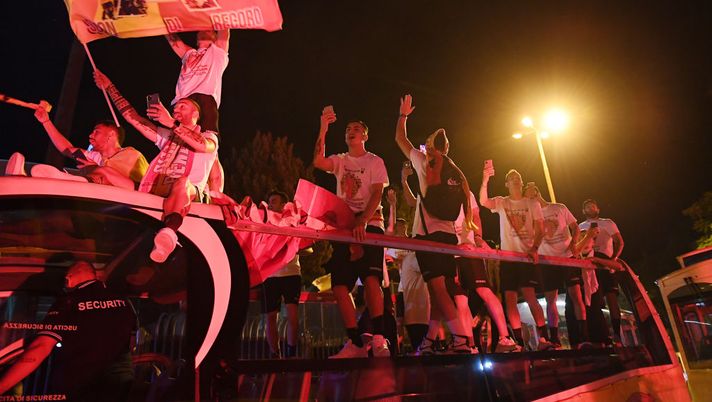 BENEVENTO, ITALY - JUNE 29: Benevento Calcio players celebrate the victory of Serie B on a Bus after the serie B match between Benevento Calcio and SS Juve Stabia at Stadio Ciro Vigorito BENEVENTO, ITALY - JUNE 29: Benevento Calcio players celebrate the victory of Serie B on a Bus after the serie B match between Benevento Calcio and SS Juve Stabia at Stadio Ciro Vigorito