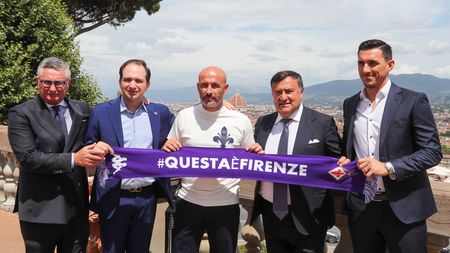 GERMOGLI PH 15 LUGLIO 2021 FIRENZE PIAZZALE MICHELANGELO LA LOGGIA PRESENTAZIONE DEL NUOVO ALLENATORE DELLA FIORENTINA VINCENZO ITALIANO NELLA FOTO DA SX PRADE COMMISSO ITALIANO E BARONE E BURDISSO GERMOGLI PH 15 LUGLIO 2021 FIRENZE PIAZZALE MICHELANGELO LA LOGGIA PRESENTAZIONE DEL NUOVO ALLENATORE DELLA FIORENTINA VINCENZO ITALIANO NELLA FOTO DA SX PRADE COMMISSO ITALIANO E BARONE E BURDISSO