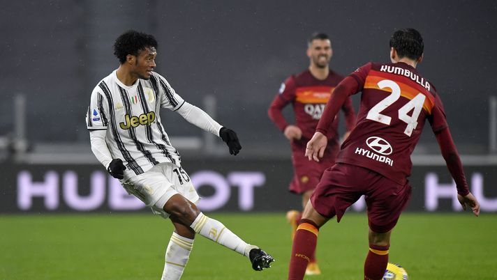 TURIN, ITALY - FEBRUARY 06: Juan Cuadrado of Juventus is challenged by Marash Kumbulla of AS Roma during the Serie A match between Juventus and AS Roma at Allianz Stadium on February 06, 2021 in Turin, Italy. Sporting stadiums around Italy remain under strict restrictions due to the Coronavirus Pandemic as Government social distancing laws prohibit fans inside venues resulting in games being played behind closed doors. (Photo by Filippo Alfero - Juventus FC/Juventus FC via Getty Images) TURIN, ITALY - FEBRUARY 06: Juan Cuadrado of Juventus is challenged by Marash Kumbulla of AS Roma during the Serie A match between Juventus and AS Roma at Allianz Stadium on February 06, 2021 in Turin, Italy. Sporting stadiums around Italy remain under strict restrictions due to the Coronavirus Pandemic as Government social distancing laws prohibit fans inside venues resulting in games being played behind closed doors. (Photo by Filippo Alfero - Juventus FC/Juventus FC via Getty Images)