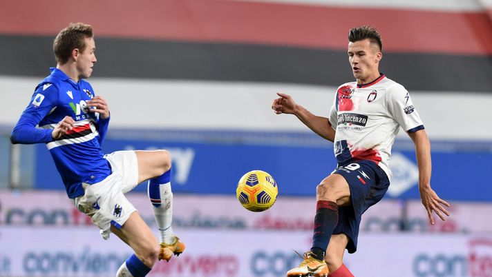 GENOA, ITALY - DECEMBER 19: Jakub Jankto of UC Sampdoria and Arkadiusz Reca of FC Crotone during the Serie A match between UC Sampdoria and FC Crotone at Stadio Luigi Ferraris on December 19, 2020 in Genoa, Italy. (Photo by Paolo Rattini/Getty Images) Il Secolo XIX: su Reca c’è anche la Fiorentina, lo Spezia (per ora) resiste - immagine 1